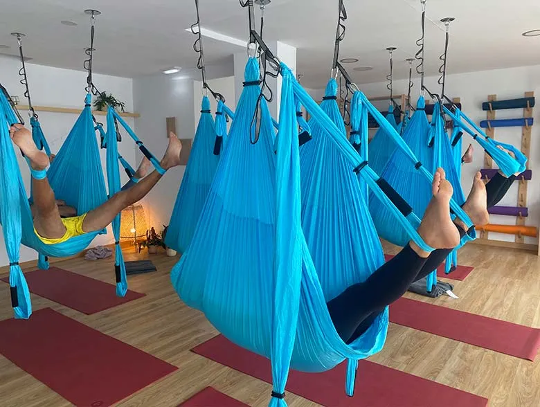 Práctica de Yoga en columpio